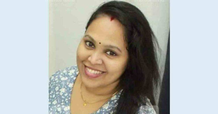 റെയിൽവേ സ്റ്റേഷനിൽ ബന്ധുവിനെ യാത്രയാക്കാനെത്തിയ യുവതി ട്രെയിനിൽനിന്നു വീണുമരിച്ചു റെയിൽവേ സ്റ്റേഷനിൽ ബന്ധുവിനെ യാത്രയാക്കാനെത്തിയ യുവതി ട്രെയിനിൽനിന്നു വീണുമരിച്ചു
