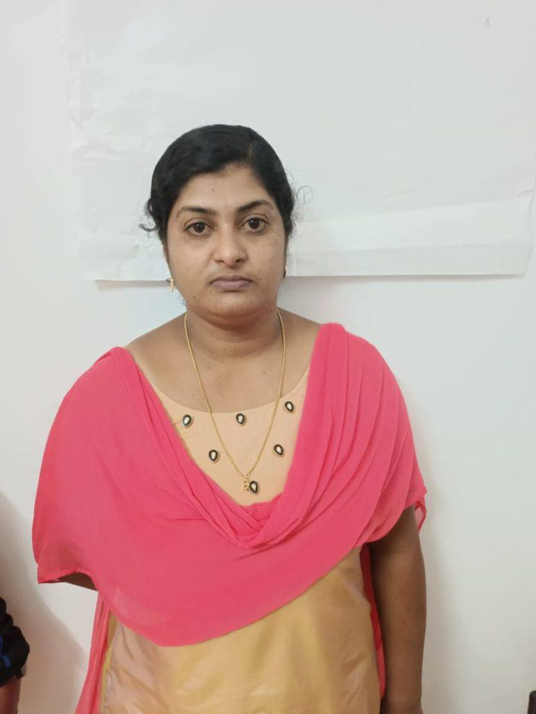 ആദ്യം കൊല്ലാൻ പദ്ധതിയിട്ടു; പിന്നീട് മയക്കുമരുന്ന് കേസിൽ കുടിക്കി; ഭർത്താവിനെ ഒഴിവാക്കി കാമുകനൊപ്പം ജീവിക്കാൻ തുനിഞ്ഞ പഞ്ചായത്ത് അംഗം സൗമ്യ സുനിൽ പിടിയിൽ ആദ്യം കൊല്ലാൻ പദ്ധതിയിട്ടു; പിന്നീട് മയക്കുമരുന്ന് കേസിൽ കുടിക്കി; ഭർത്താവിനെ ഒഴിവാക്കി കാമുകനൊപ്പം ജീവിക്കാൻ തുനിഞ്ഞ പഞ്ചായത്ത് അംഗം സൗമ്യ സുനിൽ പിടിയിൽ