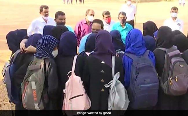 ഹിജാബ് വിഷയത്തിൽ വിദ്യാർത്ഥികൾക്ക് തെരുവിൽ പ്രതിഷേധിക്കുന്നത് നല്ല സൂചനയല്ല: കർണാടക ഹൈക്കോടതി ഹിജാബ് വിഷയത്തിൽ വിദ്യാർത്ഥികൾക്ക് തെരുവിൽ പ്രതിഷേധിക്കുന്നത് നല്ല സൂചനയല്ല: കർണാടക ഹൈക്കോടതി