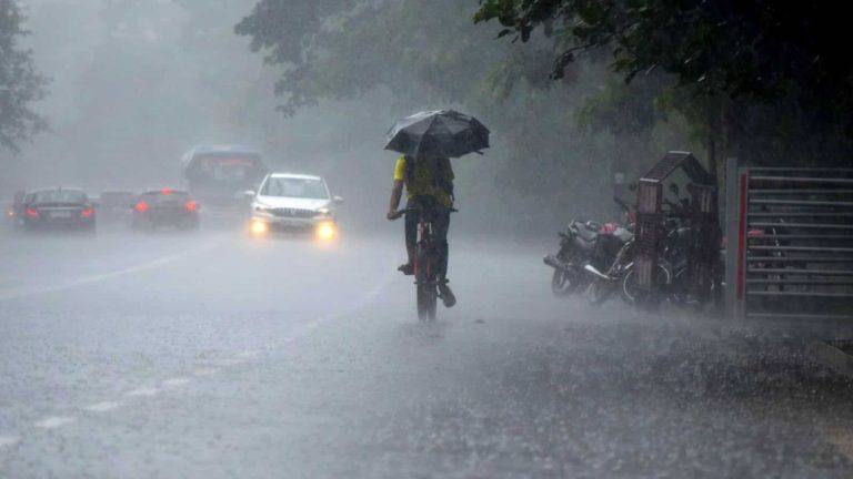 കേരളത്തിൽ ഇന്നും ഒറ്റപ്പെട്ട മഴയ്ക്കും ഇടിമിന്നലിനും സാധ്യത കേരളത്തിൽ ഇന്നും ഒറ്റപ്പെട്ട മഴയ്ക്കും ഇടിമിന്നലിനും സാധ്യത