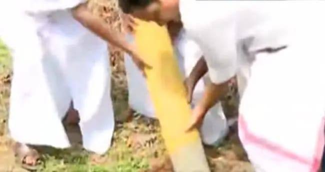 കോട്ടയം നട്ടാശേരിയില് സ്ഥാപിച്ച കെറെയില് അതിരടയാള കല്ലുകൾ നാട്ടുകാർ പിഴുതെറിഞ്ഞു കോട്ടയം നട്ടാശേരിയില് സ്ഥാപിച്ച കെറെയില് അതിരടയാള കല്ലുകൾ നാട്ടുകാർ പിഴുതെറിഞ്ഞു