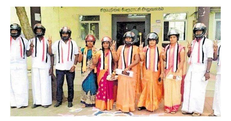 സത്യപ്രതിജ്ഞാ ചടങ്ങിനെത്തിയാൽ തല അടിച്ചുപൊളിക്കുമെന്ന് ഡിഎംകെ ; അണ്ണാഡിഎംകെ, ബിജെപി അംഗങ്ങൾ എത്തിയത് ഹെൽമറ്റ് ധരിച്ച് സത്യപ്രതിജ്ഞാ ചടങ്ങിനെത്തിയാൽ തല അടിച്ചുപൊളിക്കുമെന്ന് ഡിഎംകെ ; അണ്ണാഡിഎംകെ, ബിജെപി അംഗങ്ങൾ എത്തിയത് ഹെൽമറ്റ് ധരിച്ച്