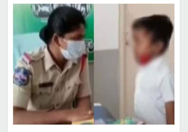 കണക്ക് അധ്യാപിക തല്ലിയെന്ന പരാതിയുമായി മൂന്നാം ക്ലാസുകാരൻ പൊലീസ് സ്റ്റേഷനിൽ കണക്ക് അധ്യാപിക തല്ലിയെന്ന പരാതിയുമായി മൂന്നാം ക്ലാസുകാരൻ പൊലീസ് സ്റ്റേഷനിൽ