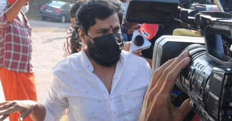 സായ് ശങ്കറിന്റെ വീട്ടില് നിന്ന് രണ്ട് മൊബൈല് ഫോണും ഐപോഡും പിടിച്ചെടുത്തു: ചോദ്യം ചെയ്യലിന് ഹാജരാകാന് നോട്ടീസ് സായ് ശങ്കറിന്റെ വീട്ടില് നിന്ന് രണ്ട് മൊബൈല് ഫോണും ഐപോഡും പിടിച്ചെടുത്തു: ചോദ്യം ചെയ്യലിന് ഹാജരാകാന് നോട്ടീസ്