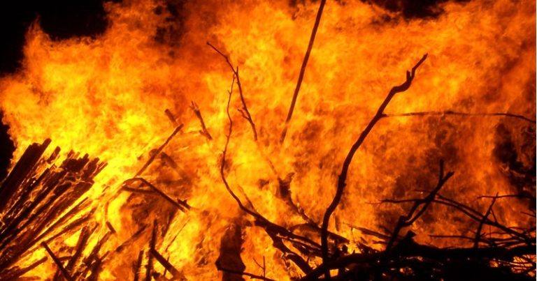 ഡല്ഹിയിലെ ചേരിയില് വന് തീപിടിത്തം: ഏഴ് പേര് മരിച്ചു, നിരവധി പേര്ക്ക് പരിക്ക് ഡല്ഹിയിലെ ചേരിയില് വന് തീപിടിത്തം: ഏഴ് പേര് മരിച്ചു, നിരവധി പേര്ക്ക് പരിക്ക്