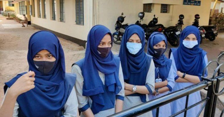 വിദ്യാഭ്യാസ സ്ഥാപനങ്ങളില്‍ ഹിജാബ് നിരോധിക്കാം: ഹൈക്കോടതി വിധിക്കെതിരെ സുപ്രീംകോടതിയെ സമീപിക്കാനൊരുങ്ങി വിദ്യാര്‍ത്ഥികള്‍