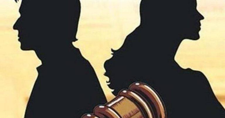 അവള് പെണ്ണല്ല, പുരുഷനാണ്: ഭാര്യയ്ക്കെതിരെ വഞ്ചനാകുറ്റത്തിന് കേസ് എടുക്കണമെന്ന ആവശ്യവുമായി യുവാവ് സുപ്രീംകോടതിയില് അവള് പെണ്ണല്ല, പുരുഷനാണ്: ഭാര്യയ്ക്കെതിരെ വഞ്ചനാകുറ്റത്തിന് കേസ് എടുക്കണമെന്ന ആവശ്യവുമായി യുവാവ് സുപ്രീംകോടതിയില്