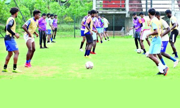 സന്തോഷ് ട്രോഫി ഫുട്ബോള്; ആദ്യ സെമിയില് കേരളം ഇന്ന് കര്ണാടകയെ നേരിടും സന്തോഷ് ട്രോഫി ഫുട്ബോള്; ആദ്യ സെമിയില് കേരളം ഇന്ന് കര്ണാടകയെ നേരിടും
