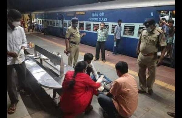 റെയിൽവേ ട്രാക്കിൽ നിന്ന യാത്രക്കാരുടെ മേൽ ട്രെയിൻ പാഞ്ഞുകയറി ഏഴു പേർ മരിച്ചു റെയിൽവേ ട്രാക്കിൽ നിന്ന യാത്രക്കാരുടെ മേൽ ട്രെയിൻ പാഞ്ഞുകയറി ഏഴു പേർ മരിച്ചു