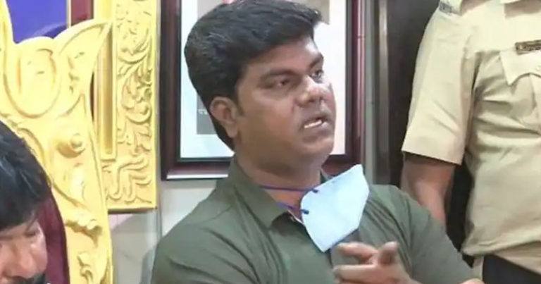 ആര്യന്ഖാന് ഉള്പ്പെട്ട മയക്ക്മരുന്ന് കേസില് സമീര് വാംഗഡെയ്ക്കെതിരെ ഗുരുതര ആരോപണങ്ങള് ഉന്നയിച്ച സാക്ഷി മരിച്ചു ആര്യന്ഖാന് ഉള്പ്പെട്ട മയക്ക്മരുന്ന് കേസില് സമീര് വാംഗഡെയ്ക്കെതിരെ ഗുരുതര ആരോപണങ്ങള് ഉന്നയിച്ച സാക്ഷി മരിച്ചു