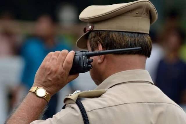 പോലീസ് വാഹനത്തില് കണക്കില്പ്പെടാത്ത പണം കണ്ടെത്തിയ സംഭവം; രണ്ട് പോലീസുകാര്ക്ക് സസ്പെന്ഷന് പോലീസ് വാഹനത്തില് കണക്കില്പ്പെടാത്ത പണം കണ്ടെത്തിയ സംഭവം; രണ്ട് പോലീസുകാര്ക്ക് സസ്പെന്ഷന്