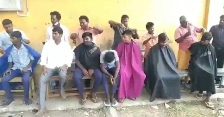 നീട്ടി വളര്ത്തിയ മുടിയുമായി സ്കൂളിലെത്തിയ വിദ്യാര്ഥികളുടെ മുടിവെട്ടി പഞ്ചായത്ത് പ്രസിഡന്റ് നീട്ടി വളര്ത്തിയ മുടിയുമായി സ്കൂളിലെത്തിയ വിദ്യാര്ഥികളുടെ മുടിവെട്ടി പഞ്ചായത്ത് പ്രസിഡന്റ്