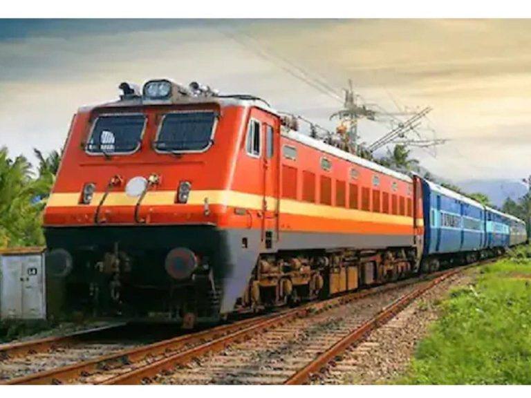മദ്യപിക്കാനായി ട്രെയിൻ നിർത്തിയിട്ട് ലോക്കോപൈലറ്റ് സ്ഥലംവിട്ടു മദ്യപിക്കാനായി ട്രെയിൻ നിർത്തിയിട്ട് ലോക്കോപൈലറ്റ് സ്ഥലംവിട്ടു
