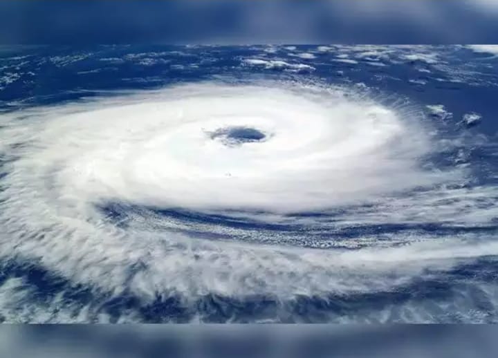 ബംഗാൾ ഉൾക്കടലിൽ രൂപപ്പെട്ട ന്യൂനമർദം ചുഴലിക്കാറ്റായി മാറി ബംഗാൾ ഉൾക്കടലിൽ രൂപപ്പെട്ട ന്യൂനമർദം ചുഴലിക്കാറ്റായി മാറി