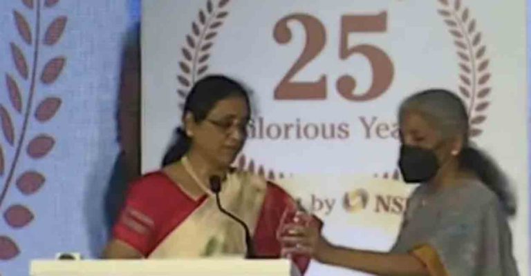 പ്രസംഗത്തിനിടെ വെള്ളം ചോദിച്ച ഉദ്യോഗസ്ഥയ്ക്ക് കുപ്പിവെള്ളം നൽകി കേന്ദ്രമന്ത്രി താരമായി പ്രസംഗത്തിനിടെ വെള്ളം ചോദിച്ച ഉദ്യോഗസ്ഥയ്ക്ക് കുപ്പിവെള്ളം നൽകി കേന്ദ്രമന്ത്രി താരമായി