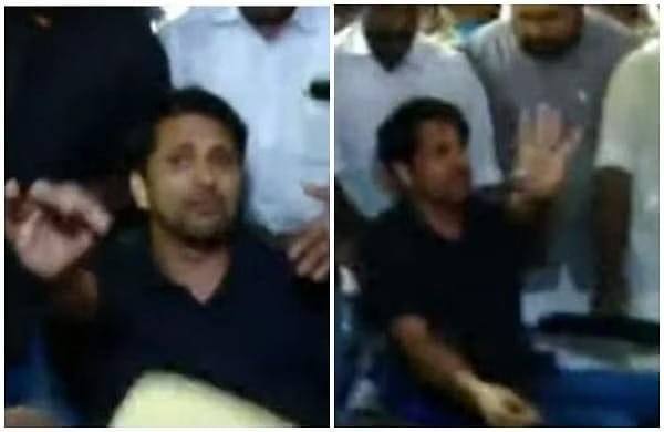 വിമാനത്തില് മുഖ്യമന്ത്രിക്കു നേരെ പ്രതിഷേധിച്ച അധ്യാപകനെ സസ്പെന്ഡ് ചെയ്തു വിമാനത്തില് മുഖ്യമന്ത്രിക്കു നേരെ പ്രതിഷേധിച്ച അധ്യാപകനെ സസ്പെന്ഡ് ചെയ്തു