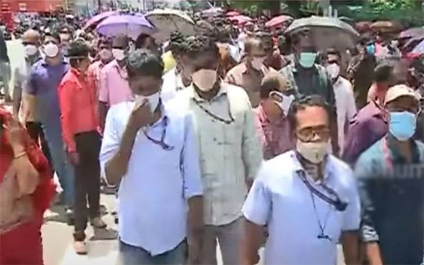 ജോലിസമയത്ത് മുഖ്യമന്ത്രിക്ക് പിന്തുണ പ്രഖ്യാപിച്ച് സെക്രട്ടേറിയറ്റിൽ ജീവനക്കാരുടെ പ്രകടനം ജോലിസമയത്ത് മുഖ്യമന്ത്രിക്ക് പിന്തുണ പ്രഖ്യാപിച്ച് സെക്രട്ടേറിയറ്റിൽ ജീവനക്കാരുടെ പ്രകടനം