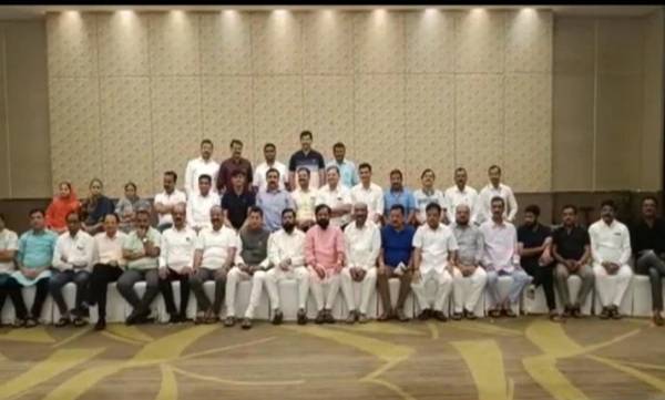 ഷിന്ഡെ ക്യാമ്പ് പിളര്ത്താന് ഉദ്ധവ് താക്കറെ ; 20 വിമത എംഎല്എമാര് ബന്ധപ്പെട്ടതായി ശിവസേന ഷിന്ഡെ ക്യാമ്പ് പിളര്ത്താന് ഉദ്ധവ് താക്കറെ ; 20 വിമത എംഎല്എമാര് ബന്ധപ്പെട്ടതായി ശിവസേന