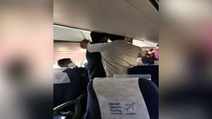 മുഖ്യമന്ത്രിക്കെതിരേ വിമാനത്തില് പ്രതിഷേധിച്ച അധ്യാപകനെ കുറിച്ച് അന്വേഷിക്കാന് വിദ്യാഭ്യാസ മന്ത്രിയുടെ നിര്ദേശം മുഖ്യമന്ത്രിക്കെതിരേ വിമാനത്തില് പ്രതിഷേധിച്ച അധ്യാപകനെ കുറിച്ച് അന്വേഷിക്കാന് വിദ്യാഭ്യാസ മന്ത്രിയുടെ നിര്ദേശം