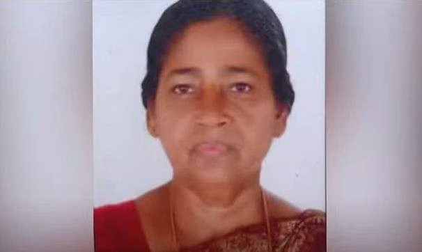 കരുവന്നൂർ ബാങ്ക് തട്ടിപ്പ്; ചികിത്സയിൽ ഇരിക്കെ മരിച്ച സ്ത്രീയുടെ മൃതദേഹവുമായി ബാങ്കിന് മുന്നിൽ പ്രതിഷേധം കരുവന്നൂർ ബാങ്ക് തട്ടിപ്പ്; ചികിത്സയിൽ ഇരിക്കെ മരിച്ച സ്ത്രീയുടെ മൃതദേഹവുമായി ബാങ്കിന് മുന്നിൽ പ്രതിഷേധം