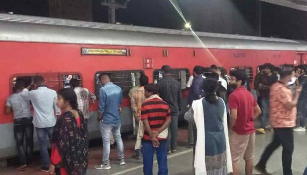 തിരുവനന്തപുരം നിസാമുദ്ദീൻ എക്സ്പ്രസിൽ പാമ്പിനെ കണ്ടെത്തി തിരുവനന്തപുരം നിസാമുദ്ദീൻ എക്സ്പ്രസിൽ പാമ്പിനെ കണ്ടെത്തി