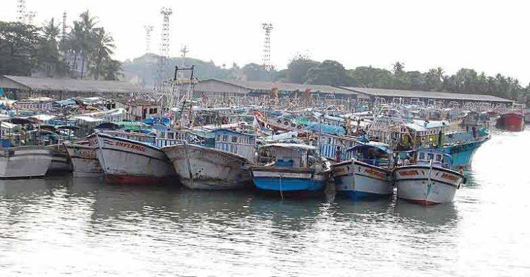 ട്രോളിഗ് നിരോധനം നാളെ അര്ധരാത്രി അവസാനിക്കും; തയ്യാറെടുത്ത് മത്സ്യത്തൊഴിലാളികള് ട്രോളിഗ് നിരോധനം നാളെ അര്ധരാത്രി അവസാനിക്കും; തയ്യാറെടുത്ത് മത്സ്യത്തൊഴിലാളികള്