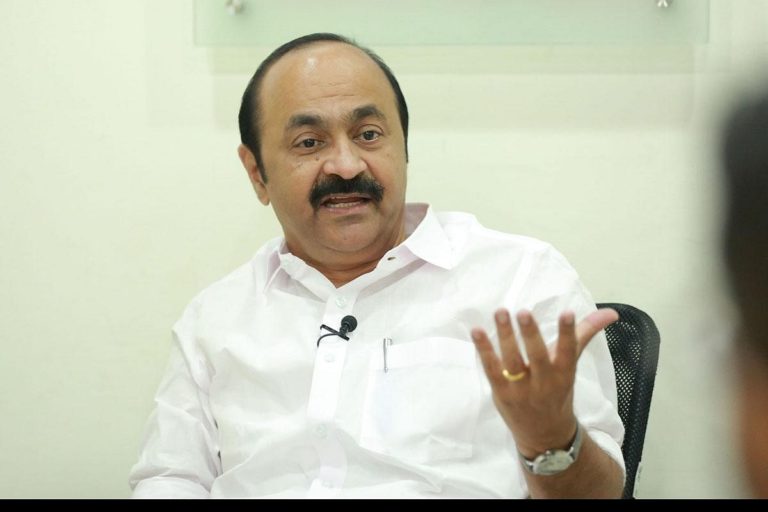 രാജ്ഭവന് മുന്നിലെ പ്രതിഷേധം; വി ഡി സതീശൻ അറസ്റ്റിൽ രാജ്ഭവന് മുന്നിലെ പ്രതിഷേധം; വി ഡി സതീശൻ അറസ്റ്റിൽ