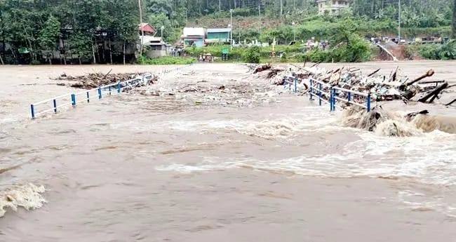 ചാലക്കുടിപ്പുഴയില് ജലനിരപ്പ് 7.27 ആയി തുടരുന്നു; രാത്രി ശക്തമായ മഴ പെയ്യാതിരുന്നത് ആശ്വാസമായി ചാലക്കുടിപ്പുഴയില് ജലനിരപ്പ് 7.27 ആയി തുടരുന്നു; രാത്രി ശക്തമായ മഴ പെയ്യാതിരുന്നത് ആശ്വാസമായി