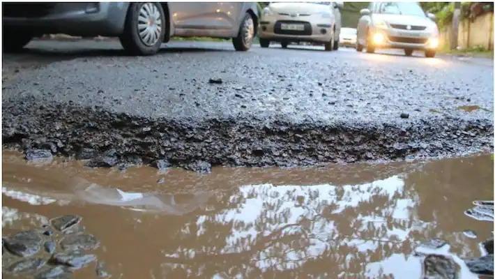 കുഴിയിൽ വീണ് വീട്ടമ്മയുടെ കാലുകൾ ഒടിഞ്ഞ സംഭവം; കാരണക്കാർക്കെതിരെ കേസെടുക്കാൻ ഉത്തരവിട്ട് മനുഷ്യാവകാശ കമ്മീഷൻ കുഴിയിൽ വീണ് വീട്ടമ്മയുടെ കാലുകൾ ഒടിഞ്ഞ സംഭവം; കാരണക്കാർക്കെതിരെ കേസെടുക്കാൻ ഉത്തരവിട്ട് മനുഷ്യാവകാശ കമ്മീഷൻ