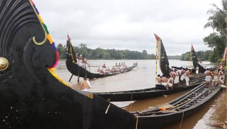 ആറന്മുള വള്ളസദ്യയ്ക്ക് പോയ പള്ളിയോടം ഒഴുക്കില്പെട്ട് മറിഞ്ഞു ആറന്മുള വള്ളസദ്യയ്ക്ക് പോയ പള്ളിയോടം ഒഴുക്കില്പെട്ട് മറിഞ്ഞു
