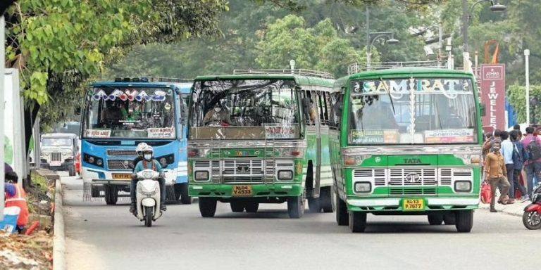 വൈറ്റില ഹബ്ബില് ബസ് ജീവനക്കാര് തമ്മിലടി വൈറ്റില ഹബ്ബില് ബസ് ജീവനക്കാര് തമ്മിലടി