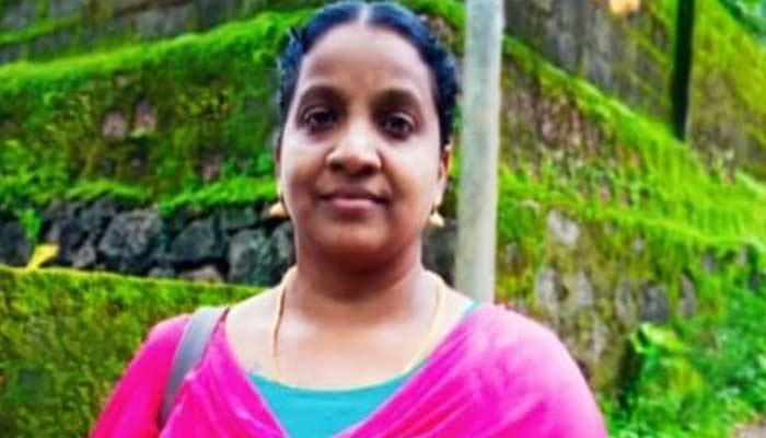 റബർ ഷീറ്റ് അടിക്കുന്ന യന്ത്രത്തിൽ ഷാൾകുരുങ്ങി യുവതി മരിച്ചു റബർ ഷീറ്റ് അടിക്കുന്ന യന്ത്രത്തിൽ ഷാൾകുരുങ്ങി യുവതി മരിച്ചു