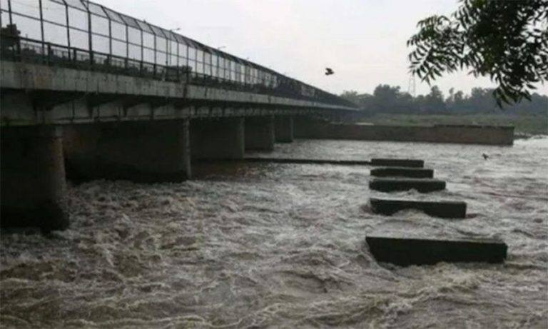 കനത്ത മഴയിൽ ഉത്തര്പ്രദേശില് വെള്ളപ്പൊക്കം; 650 ഗ്രാമങ്ങള് വെള്ളത്തിൽ കനത്ത മഴയിൽ ഉത്തര്പ്രദേശില് വെള്ളപ്പൊക്കം; 650 ഗ്രാമങ്ങള് വെള്ളത്തിൽ
