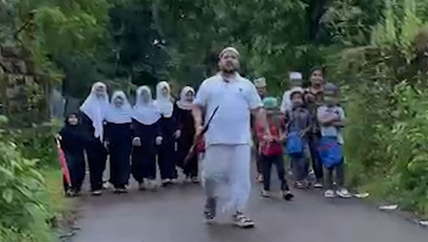 ‘ലഹളയുണ്ടാക്കാനുള്ള പ്രവൃത്തി’; തോക്കേന്തി കുട്ടികള്ക്ക് സുരക്ഷയ്ക്ക് പോയ രക്ഷിതാവിനെതിരെ കേസ് ‘ലഹളയുണ്ടാക്കാനുള്ള പ്രവൃത്തി’; തോക്കേന്തി കുട്ടികള്ക്ക് സുരക്ഷയ്ക്ക് പോയ രക്ഷിതാവിനെതിരെ കേസ്