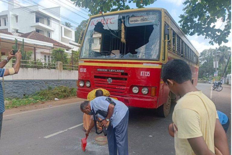 തൊഴിലാളികളെ കൊണ്ടുവരാൻ ജാർഖണ്ഡിൽ പോയ മലയാളി ബസ് ജീവനക്കാരെ ബന്ദിയാക്കി തൊഴിലാളികളെ കൊണ്ടുവരാൻ ജാർഖണ്ഡിൽ പോയ മലയാളി ബസ് ജീവനക്കാരെ ബന്ദിയാക്കി