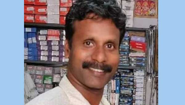 കൊച്ചിയില് ആറ് വയസ്സുള്ള മകളുമായി പുഴയിലേക്ക് ചാടിയ പിതാവ് മരിച്ചു; കുട്ടിക്കായി തെരച്ചില് കൊച്ചിയില് ആറ് വയസ്സുള്ള മകളുമായി പുഴയിലേക്ക് ചാടിയ പിതാവ് മരിച്ചു; കുട്ടിക്കായി തെരച്ചില്
