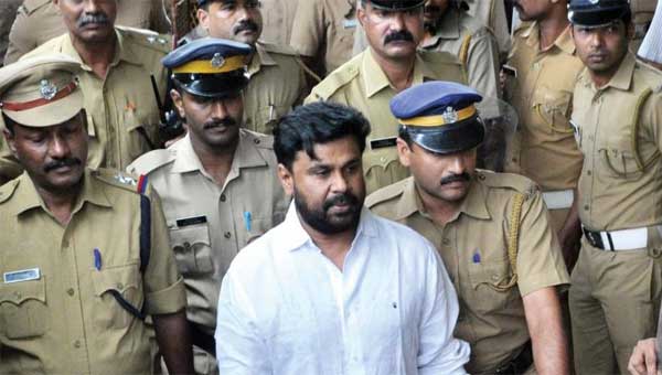 നടിയെ ആക്രമിച്ച കേസ്: പ്രതിയ്ക്ക് ജഡ്ജിയുമായി ബന്ധമുണ്ടെന്ന് അതിജീവിത സുപ്രീം കോടതിയില് നടിയെ ആക്രമിച്ച കേസ്: പ്രതിയ്ക്ക് ജഡ്ജിയുമായി ബന്ധമുണ്ടെന്ന് അതിജീവിത സുപ്രീം കോടതിയില്