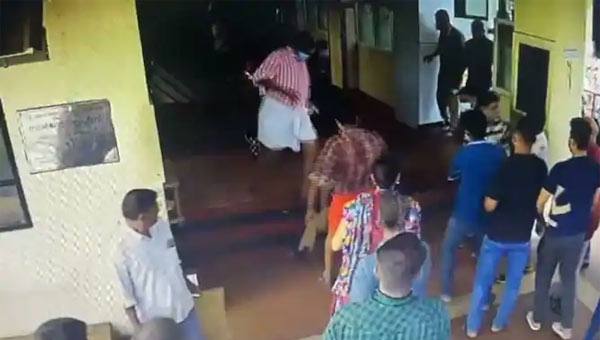 മെഡിക്കല് കോളെജ് ആക്രമണക്കേസ്: ഡി.വൈ.എഫ്.ഐ നേതാക്കളുടെ ജാമ്യാപേക്ഷ തള്ളി മെഡിക്കല് കോളെജ് ആക്രമണക്കേസ്: ഡി.വൈ.എഫ്.ഐ നേതാക്കളുടെ ജാമ്യാപേക്ഷ തള്ളി