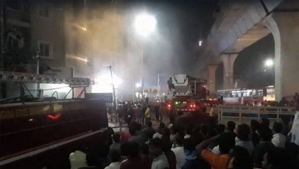 സെക്കന്തരാബാദില് ഇലക്ട്രിക് ബൈക്ക് ഷോറൂമില് വന് തീപിടിത്തം: എട്ട് പേര് മരിച്ചു സെക്കന്തരാബാദില് ഇലക്ട്രിക് ബൈക്ക് ഷോറൂമില് വന് തീപിടിത്തം: എട്ട് പേര് മരിച്ചു