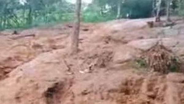 മലപ്പുറം പന്തല്ലൂരില് ഉരുള്പൊട്ടല്; ഒരേക്കര് റബ്ബര് തോട്ടം ഒലിച്ചുപോയി, ഗതാഗത തടസ്സം മലപ്പുറം പന്തല്ലൂരില് ഉരുള്പൊട്ടല്; ഒരേക്കര് റബ്ബര് തോട്ടം ഒലിച്ചുപോയി, ഗതാഗത തടസ്സം