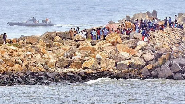 മുതലപ്പൊഴി ബോട്ടപകടം: കാണാതായവരെ തെരയുന്നതിന് എയര് ക്രൂ ഡൈവേഴ്സും മുതലപ്പൊഴി ബോട്ടപകടം: കാണാതായവരെ തെരയുന്നതിന് എയര് ക്രൂ ഡൈവേഴ്സും