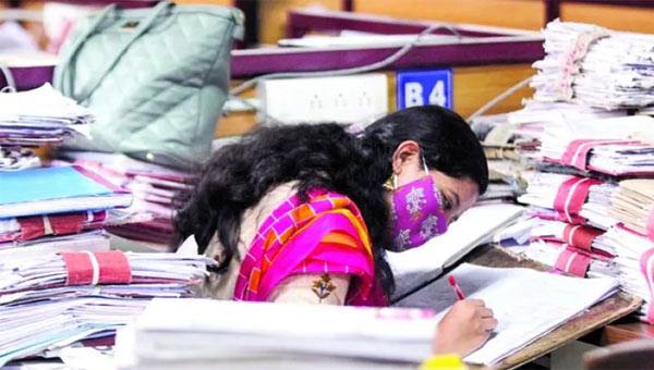 താഴ്മയായി അപേക്ഷിക്കേണ്ട; പ്രയോഗം ഒഴിവാക്കാന് സര്ക്കാര് നിര്ദ്ദേശം താഴ്മയായി അപേക്ഷിക്കേണ്ട; പ്രയോഗം ഒഴിവാക്കാന് സര്ക്കാര് നിര്ദ്ദേശം