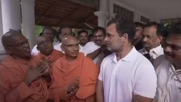 ശിവഗിരി മഠം സന്ദര്ശിച്ച് രാഹുല് ഗാന്ധി; സന്യാസിമാരുമായി കൂടിക്കാഴ്ച നടത്തി ശിവഗിരി മഠം സന്ദര്ശിച്ച് രാഹുല് ഗാന്ധി; സന്യാസിമാരുമായി കൂടിക്കാഴ്ച നടത്തി