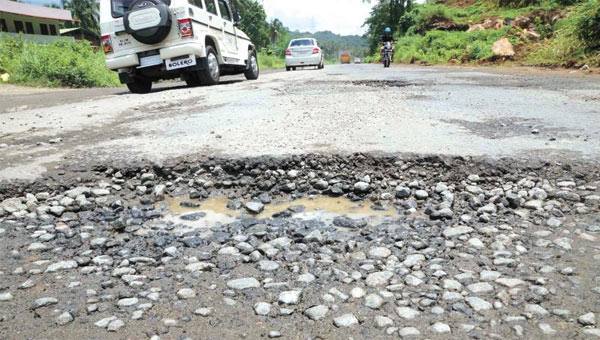 ആറ് മാസത്തിനുള്ളില് റോഡ് തകര്ന്നാല് കരാറുകാര്ക്കും ഉദ്യോഗസ്ഥര്ക്കുമെതിരെ വിജിലന്സ് കേസ്; ഉത്തരവ് പുറത്തിറങ്ങി ആറ് മാസത്തിനുള്ളില് റോഡ് തകര്ന്നാല് കരാറുകാര്ക്കും ഉദ്യോഗസ്ഥര്ക്കുമെതിരെ വിജിലന്സ് കേസ്; ഉത്തരവ് പുറത്തിറങ്ങി