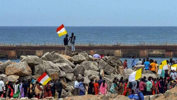 വിഴിഞ്ഞത്ത് സമരം ശക്തമാകുന്നു; ആര്ച്ച് ബിഷപ്പിന്റെ നേതൃത്വത്തില് ഉപവാസസമരം ആരംഭിച്ചു വിഴിഞ്ഞത്ത് സമരം ശക്തമാകുന്നു; ആര്ച്ച് ബിഷപ്പിന്റെ നേതൃത്വത്തില് ഉപവാസസമരം ആരംഭിച്ചു