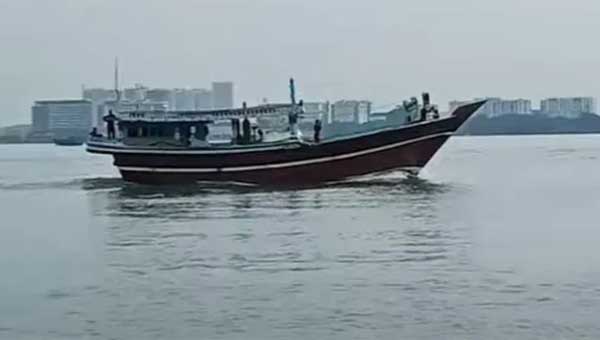 കൊച്ചിയില് വന് ലഹരി മരുന്ന് വേട്ട: പുറംകടലില് നിന്ന് 200 കിലോ ഹെറോയിനുമായി ഇറാനിയന് ബോട്ട്, ആറ് പേര് പിടിയില് കൊച്ചിയില് വന് ലഹരി മരുന്ന് വേട്ട: പുറംകടലില് നിന്ന് 200 കിലോ ഹെറോയിനുമായി ഇറാനിയന് ബോട്ട്, ആറ് പേര് പിടിയില്