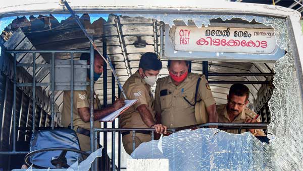 പോപ്പുലര് ഫ്രണ്ട് ഹര്ത്താല്: തിരുവനന്തപുരത്ത് കെ.എസ്.ആര്.ടി.സി ബസിന് കല്ലെറിഞ്ഞവര് പിടിയില് പോപ്പുലര് ഫ്രണ്ട് ഹര്ത്താല്: തിരുവനന്തപുരത്ത് കെ.എസ്.ആര്.ടി.സി ബസിന് കല്ലെറിഞ്ഞവര് പിടിയില്