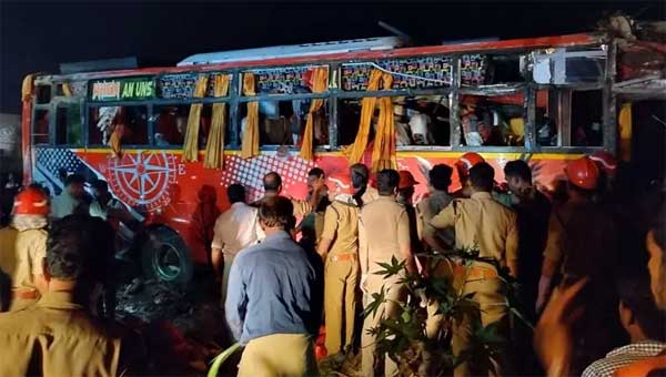 അപകടസമയത്ത് ബസിന്റെ വേഗത 97.7 കിലോമീറ്റര്; ഡ്രൈവറെ കാണാനില്ല, ആശുപത്രിയില് നല്കിയത് കള്ളപ്പേര് അപകടസമയത്ത് ബസിന്റെ വേഗത 97.7 കിലോമീറ്റര്; ഡ്രൈവറെ കാണാനില്ല, ആശുപത്രിയില് നല്കിയത് കള്ളപ്പേര്