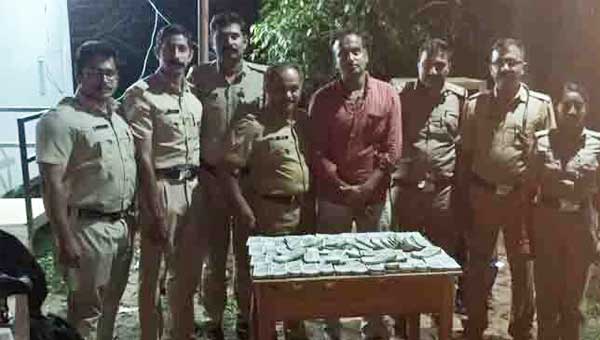 വയനാട്ടില് അരക്കോടി രൂപയുടെ കുഴല്പ്പണവുമായി തമിഴ്നാട് സ്വദേശി പിടിയില് വയനാട്ടില് അരക്കോടി രൂപയുടെ കുഴല്പ്പണവുമായി തമിഴ്നാട് സ്വദേശി പിടിയില്