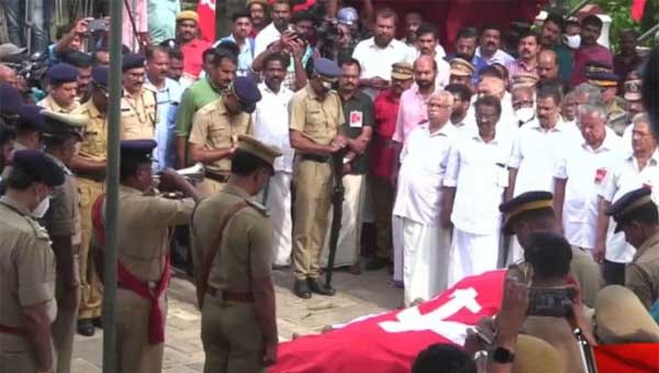 കോടിയേരി ബാലകൃഷ്ണന് നാടിന്റെ വിട; പയ്യാമ്പലത്തെ മണ്ണില് അന്ത്യനിദ്ര കോടിയേരി ബാലകൃഷ്ണന് നാടിന്റെ വിട; പയ്യാമ്പലത്തെ മണ്ണില് അന്ത്യനിദ്ര
